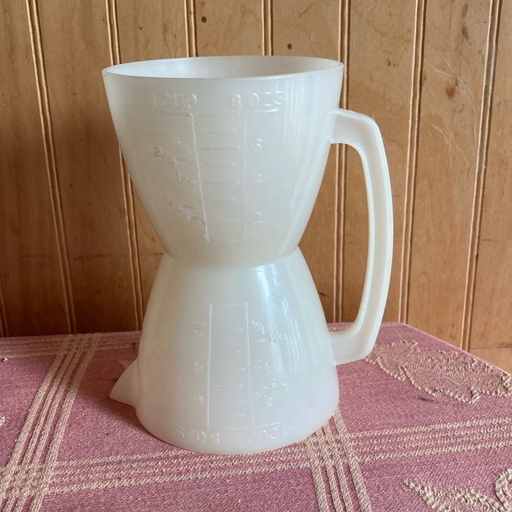 Vintage Tupperware wet/dry measuring cups